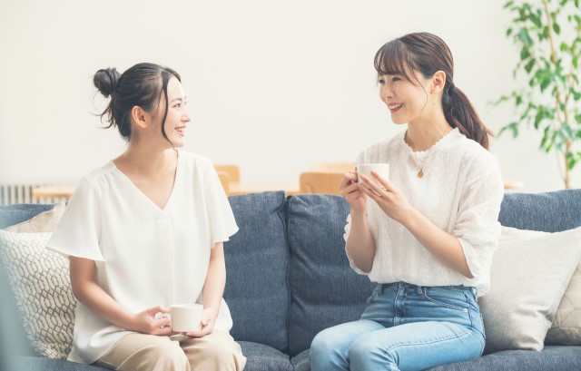 会話する女性ふたり