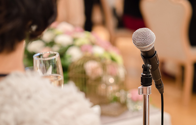 スピーチする女性