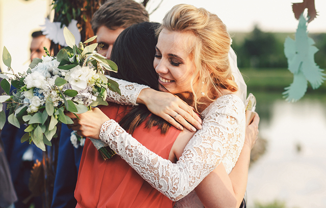 友人と抱き合う新婦