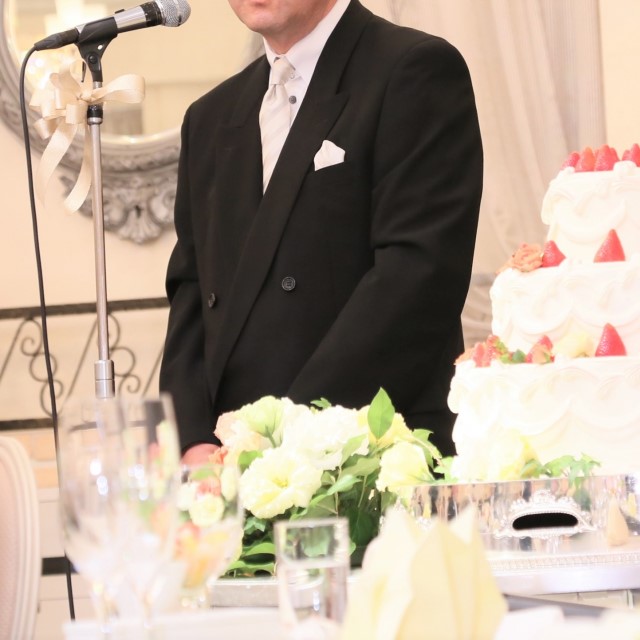 結婚式でスピーチをする男性