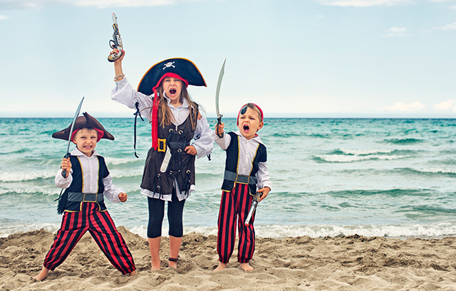 海賊のコスチュームを着る子どもたち