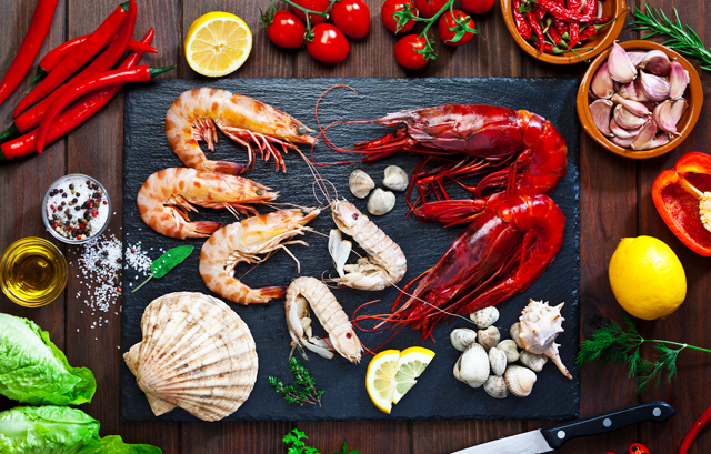 魚介類と様々な赤い食材