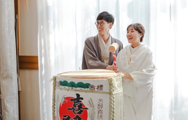 鏡開きをする様子