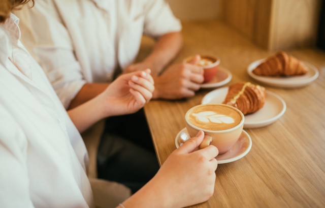 カフェで話し合う人々