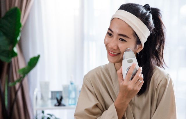 美顔器を使っている女性