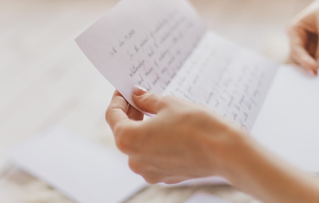 手紙を読む新婦