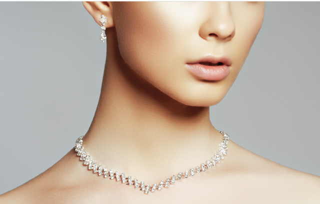 ダイヤモンドのイヤリングやネックレスをつけた女性