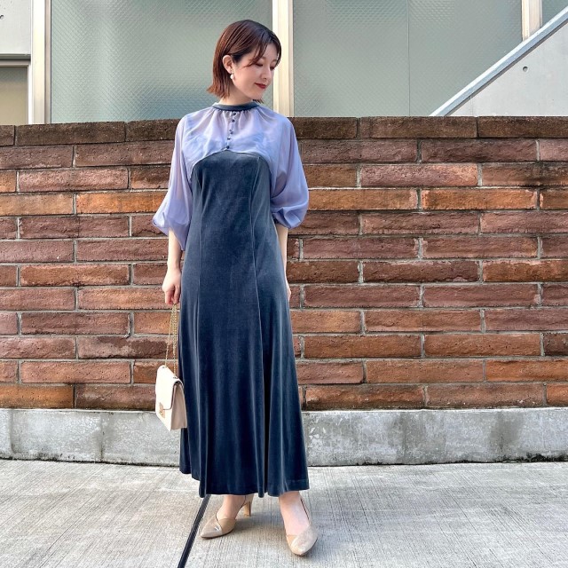 ベロア素材のワンピースを着た女性