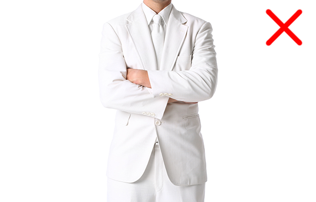 上下真っ白のスーツを着た男性