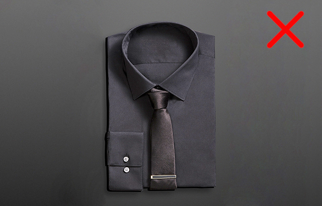黒色のシャツとネクタイ