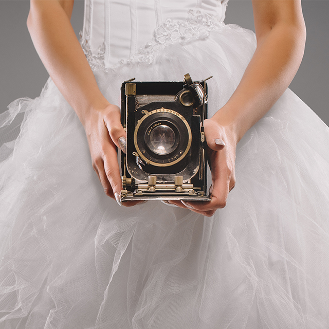 花嫁が持っている古いカメラ