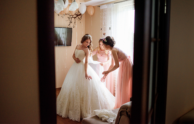 プライズルームでドレスの確認をしている花嫁