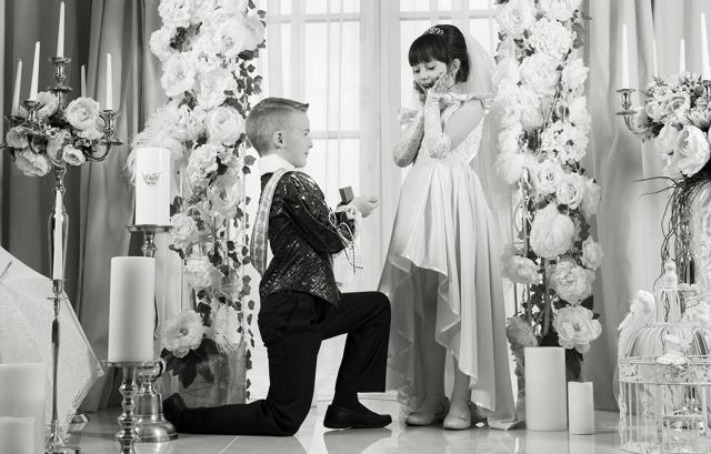 プロポーズをする男の子と受ける女の子の白黒写真