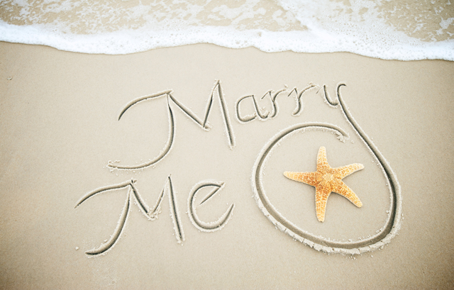 砂浜に書かれた「Marry Me」の文字と添えられたヒトデ