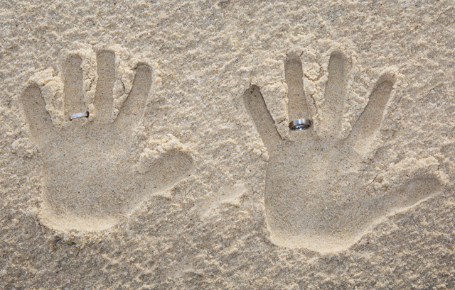 砂の手形の薬指に指輪が置かれた様子