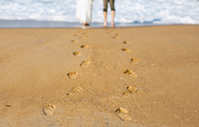 砂浜に浮かぶカップルの足跡