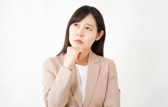 不安そうな女性