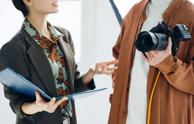 指示を受けるカメラマン