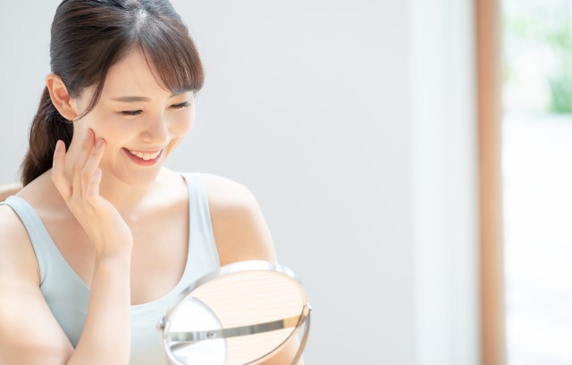 鏡を見る女性