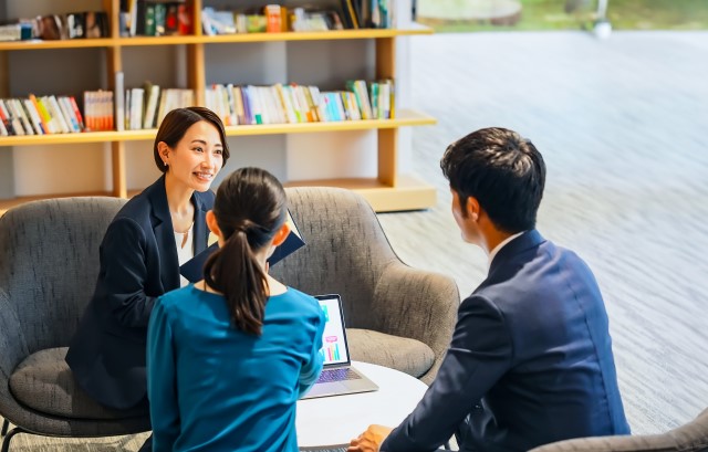 プランナーに相談する新郎新婦