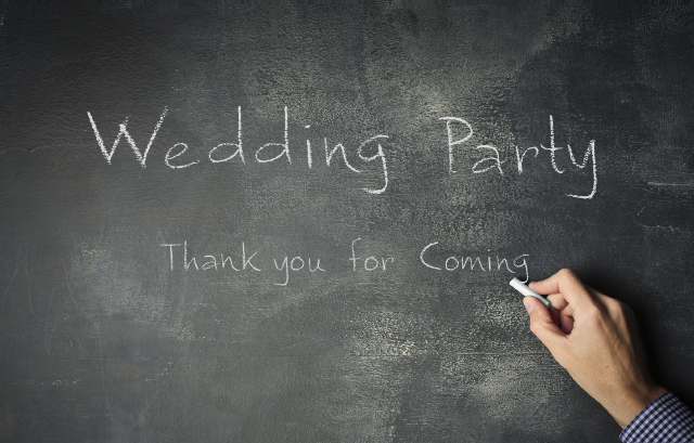 「Wedding Party」「Thank you for coming」と黒板にチョークで書く様子