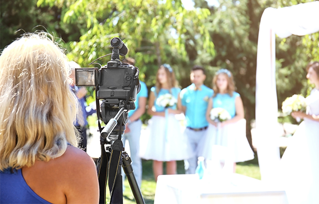 ビデオカメラで結婚式を撮影している友人・知人