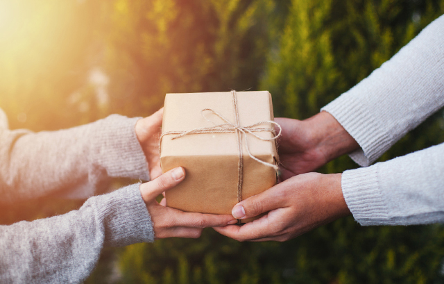 手渡しする様子