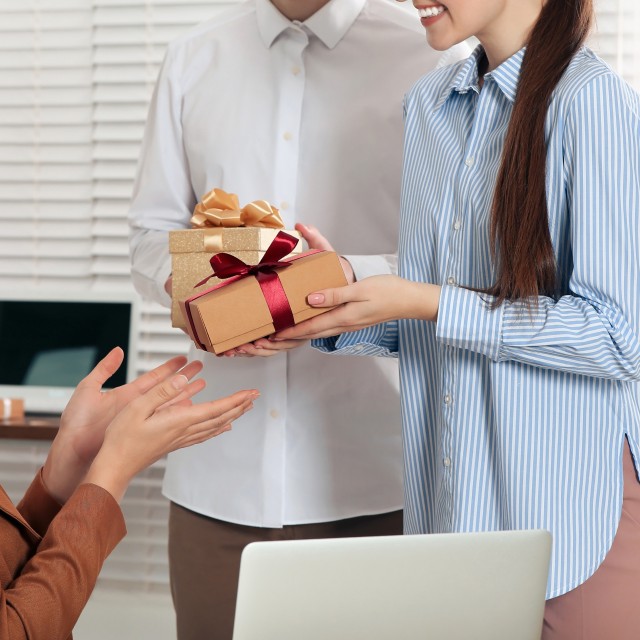 職場でお祝いをもらう様子