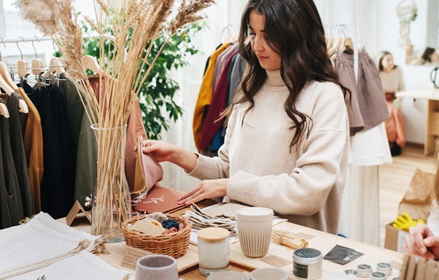 商品を選ぶ女性