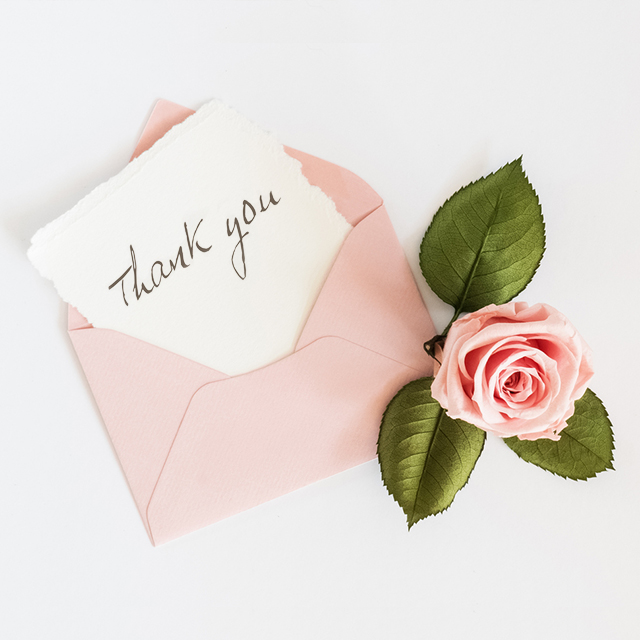 thank youと書かれた手紙とピンクのバラ