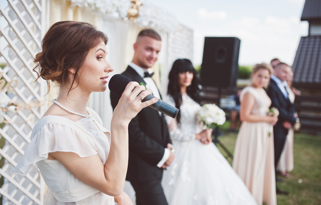 結婚式でスピーチをする女性