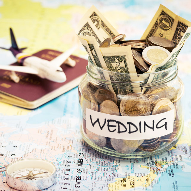 お金が貯められた「WEDDING」と書かれた瓶と地図