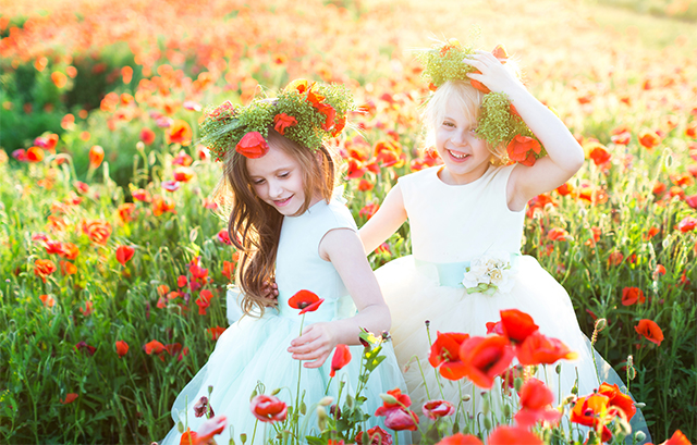 花畑にいる幼い女の子たち