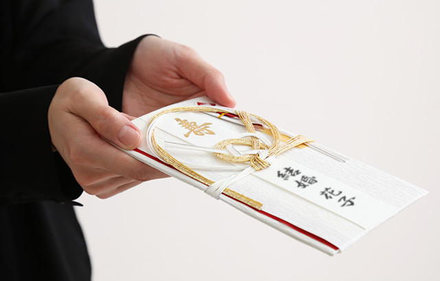 ご祝儀を差し出す