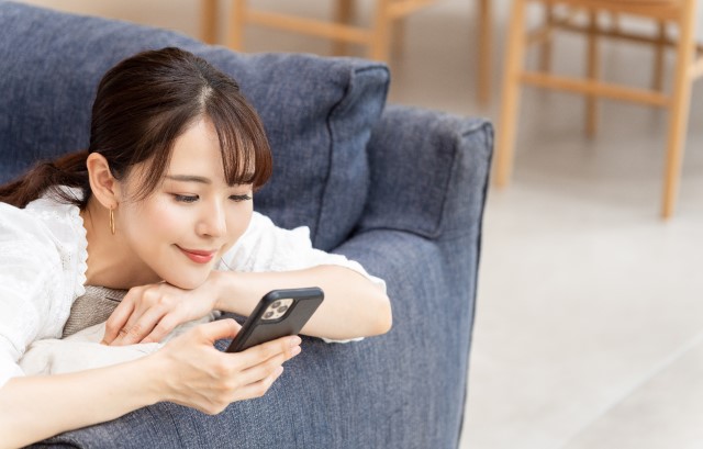 スマホを触る女性