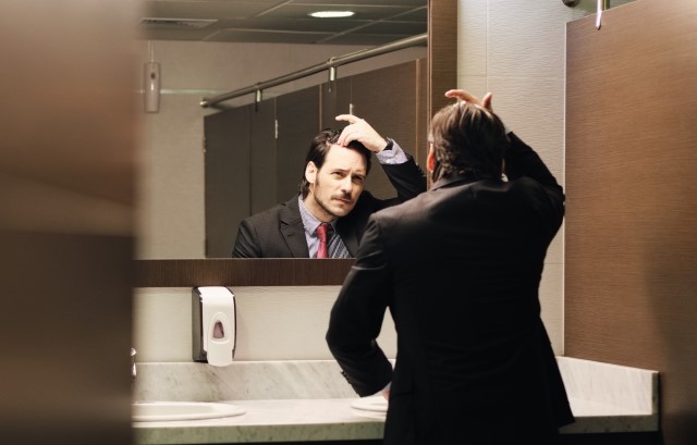 身だしなみを整える男性