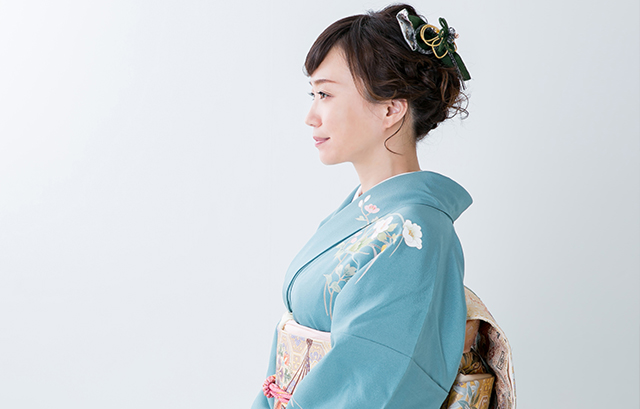 和装でアップスタイルの髪型の女性