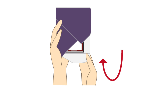 袱紗の下側を開く様子