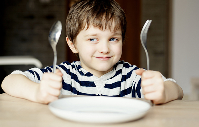 料理を待っている子ども