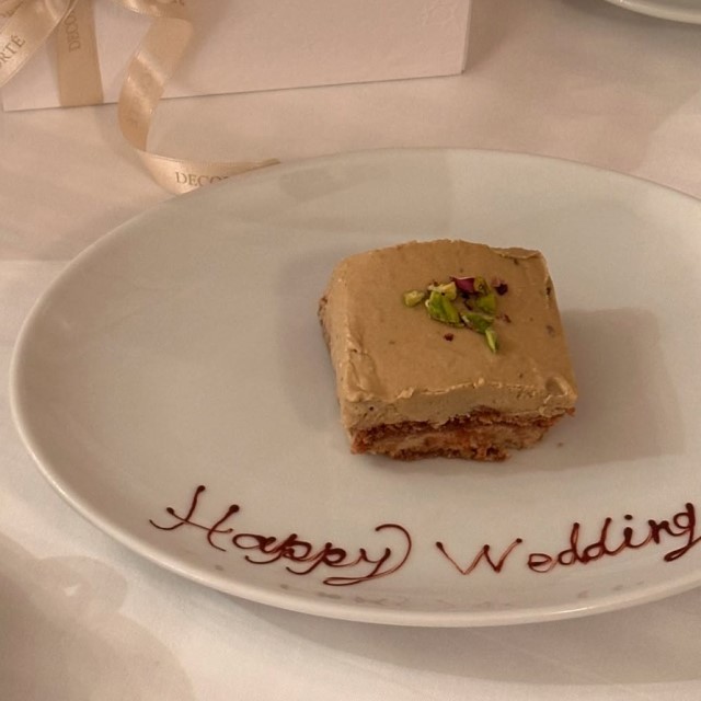 happyweddingと書いたデザートプレート
