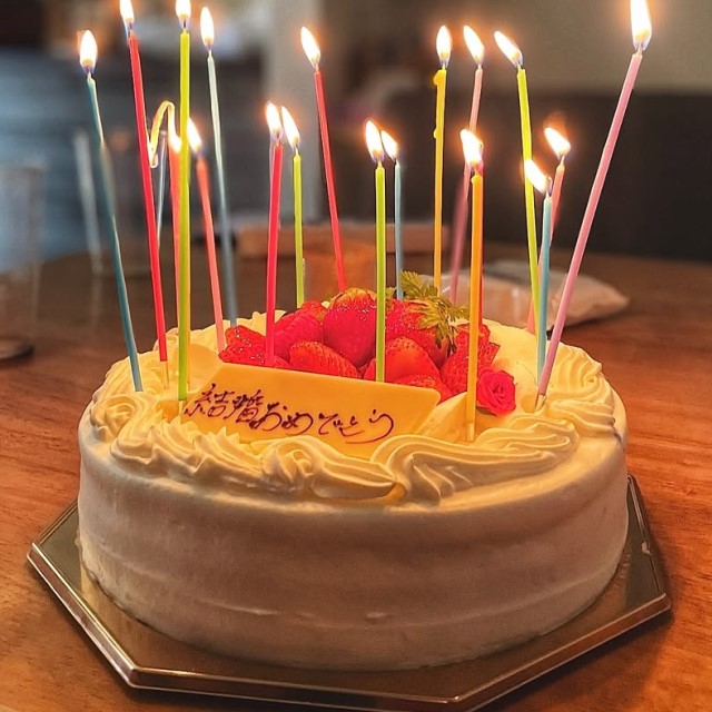結婚おめでとうと書いてあるケーキ