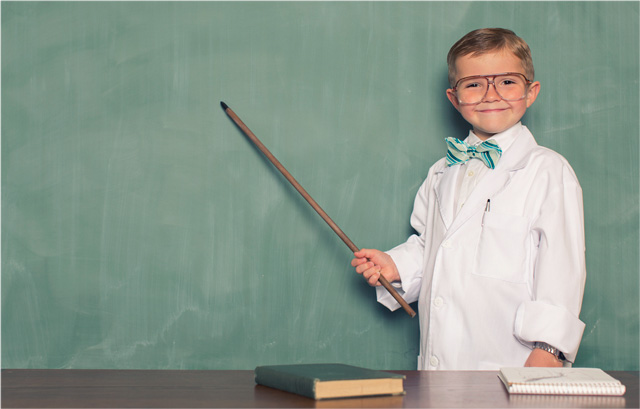 黒板の前にたつ男の子