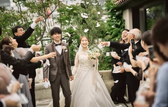 家族に祝福される新郎新婦