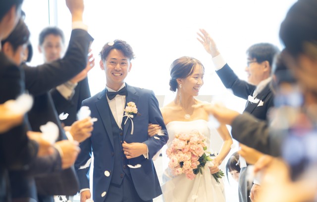 祝福される新郎新婦