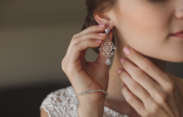 おおぶりのネックレスをつける新婦