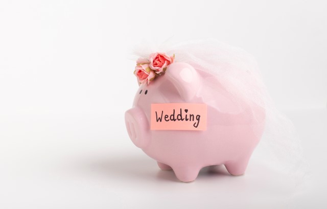 「wedding」と書かれた豚の貯金箱