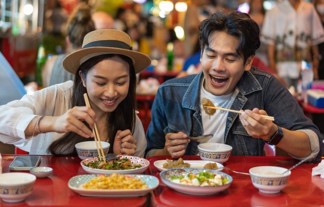 旅行先でご飯を楽しむ男女