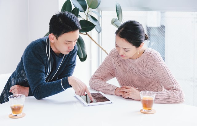 費用実例を調べるカップル