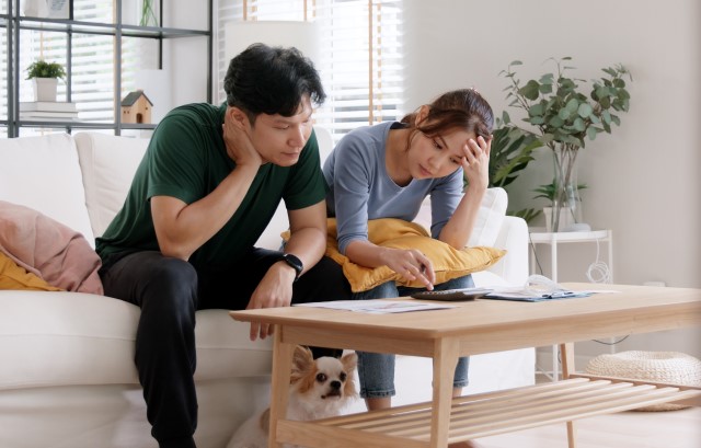 見積書を見てショックを受けるカップル