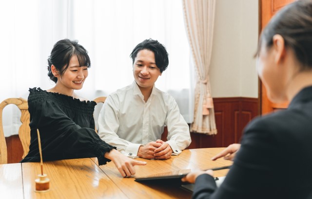 プランナーと相談するカップル